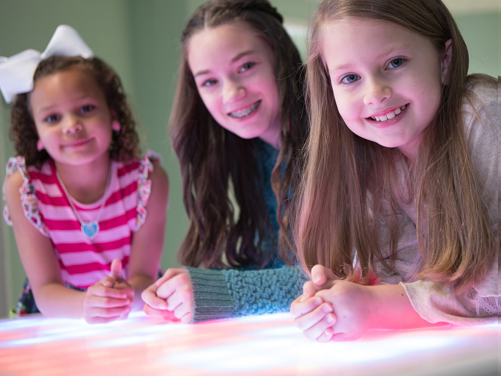 FEC-Sparkle-Table-Happy-Girls-4x3
