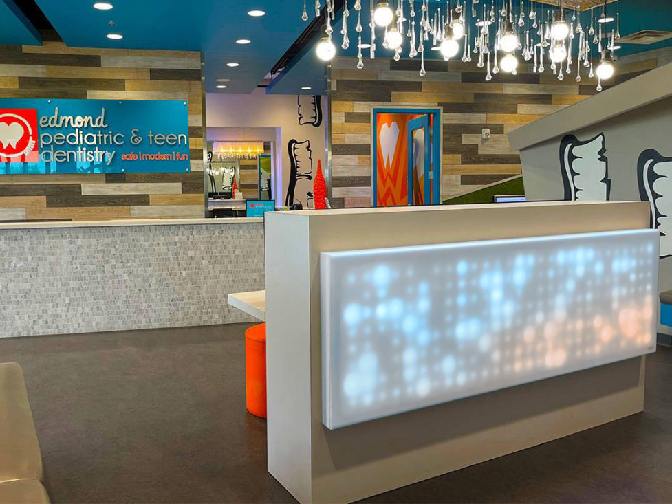 Dental-Clinic-Pediatric-Sparkle-Panel-4x3
