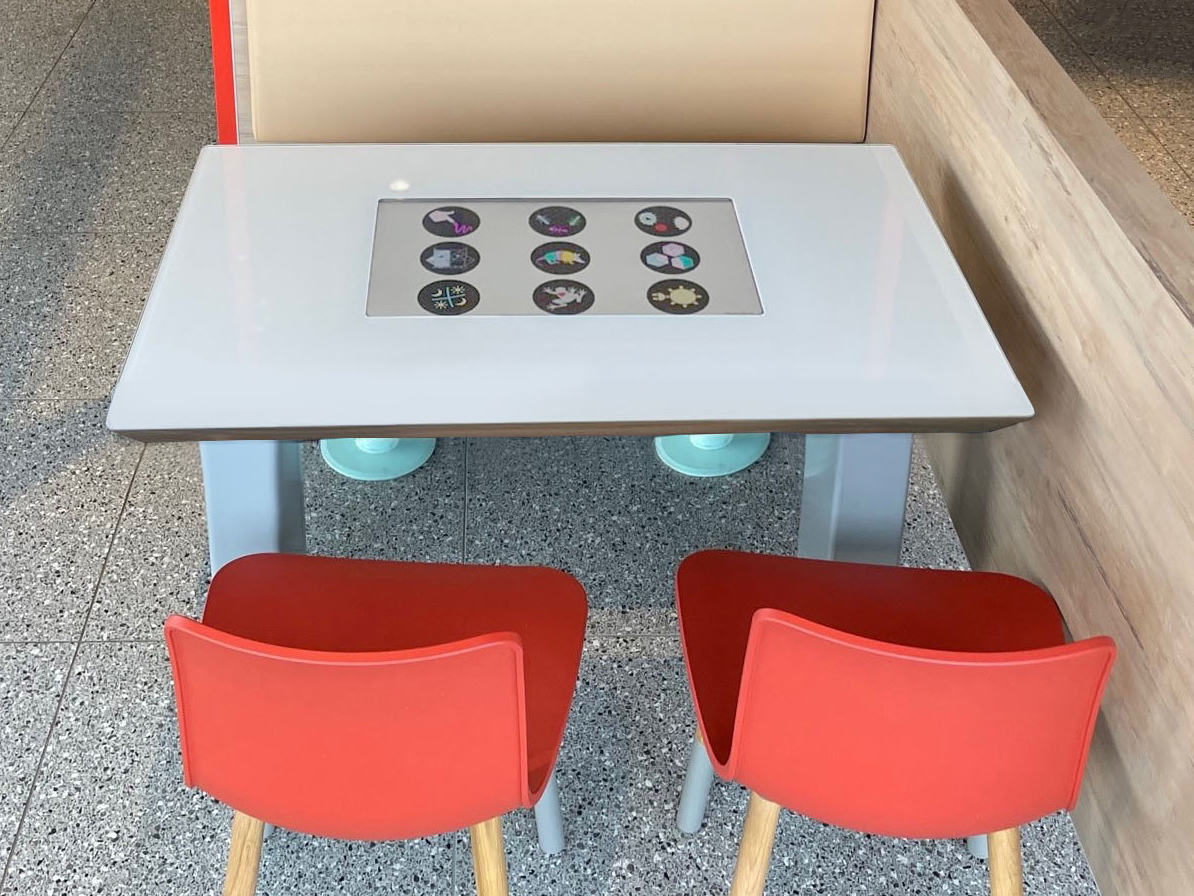 Restaurant-Ucreate-Table-McDonalds-4x3